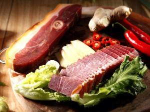 咸腊鱼腊肉吃多了易便秘 腌制食品含亚硝酸盐