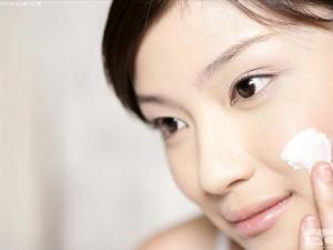 女性应预防化妆品导致的皮肤过敏反应