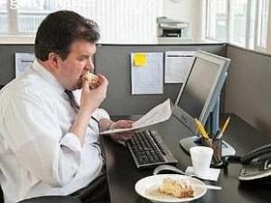 上班族为什么容易发胖？久坐少动是肥胖主因