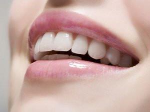 塞牙用牙签危害多 牙线才是清洁牙缝的神器