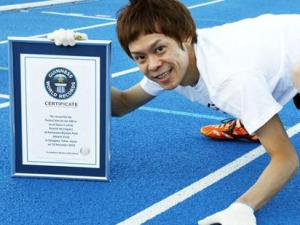 日本选手用四肢跑百米 17秒47创吉尼斯世界纪录