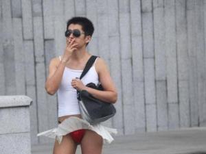 上海街头一男子穿超短裙 尼玛我瞬间凌乱了