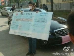 男子开豪车持百万支票在华中科技大学求婚