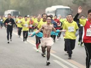 ​黑丝男子赤裸参加北京马拉松 胸前写QQ号征婚