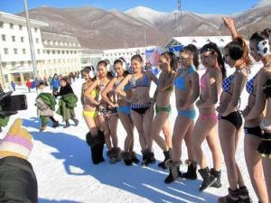北大壶滑雪场举办“比基尼及盛装趣味滑雪表演”