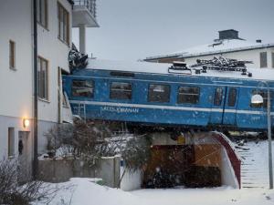 瑞典清洁女工为过瘾偷开火车撞上一栋民居大楼