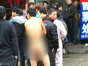 春运温州一裸男排队买车票被遣送回家