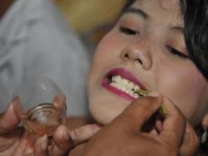 印尼巴厘岛怪异成年礼 少年参加锉牙齿仪式避邪