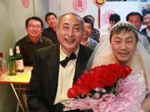 北京两名老年男同性恋在支持者鉴证下高调完婚