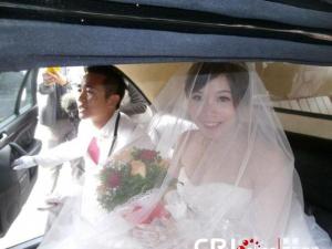台湾男子选忌嫁娶日完婚 六辆加长型殡葬礼车娶亲