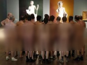 奥地利博物馆办裸男艺术展 参观者脱光全裸欣赏
