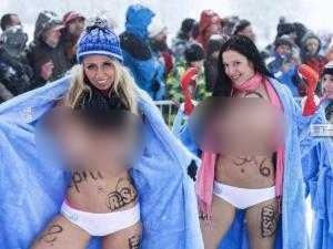 德国裸体滑雪比赛盛况 参赛者仅穿内裤头盔