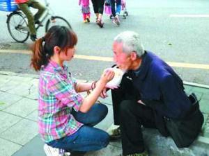​深圳最美90后女孩给乞丐喂饭被指是商业炒作