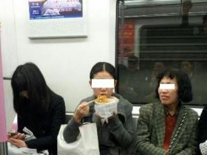 ​女子地铁内吃热干面 网友拍照遭当头砸热干面