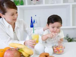 ​宝宝喂养误区：吃零食有害健康
