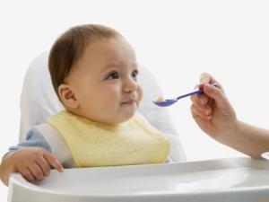​宝宝喂养误区：辅食添加比母乳喂养更重要