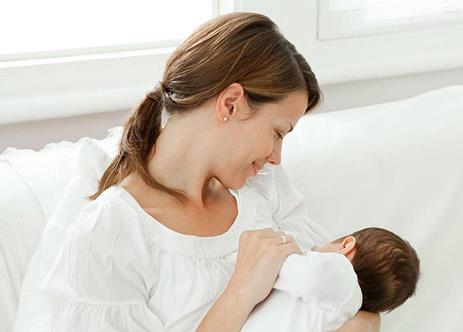 宝宝喂养误区：母乳不如奶粉有营养