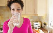 放心饮用符合饮水安全标准的加氯自来水