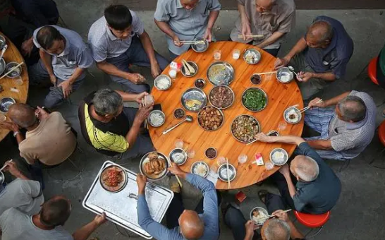 中国餐桌上的10大礼仪